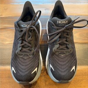 Hoka Arahi 6